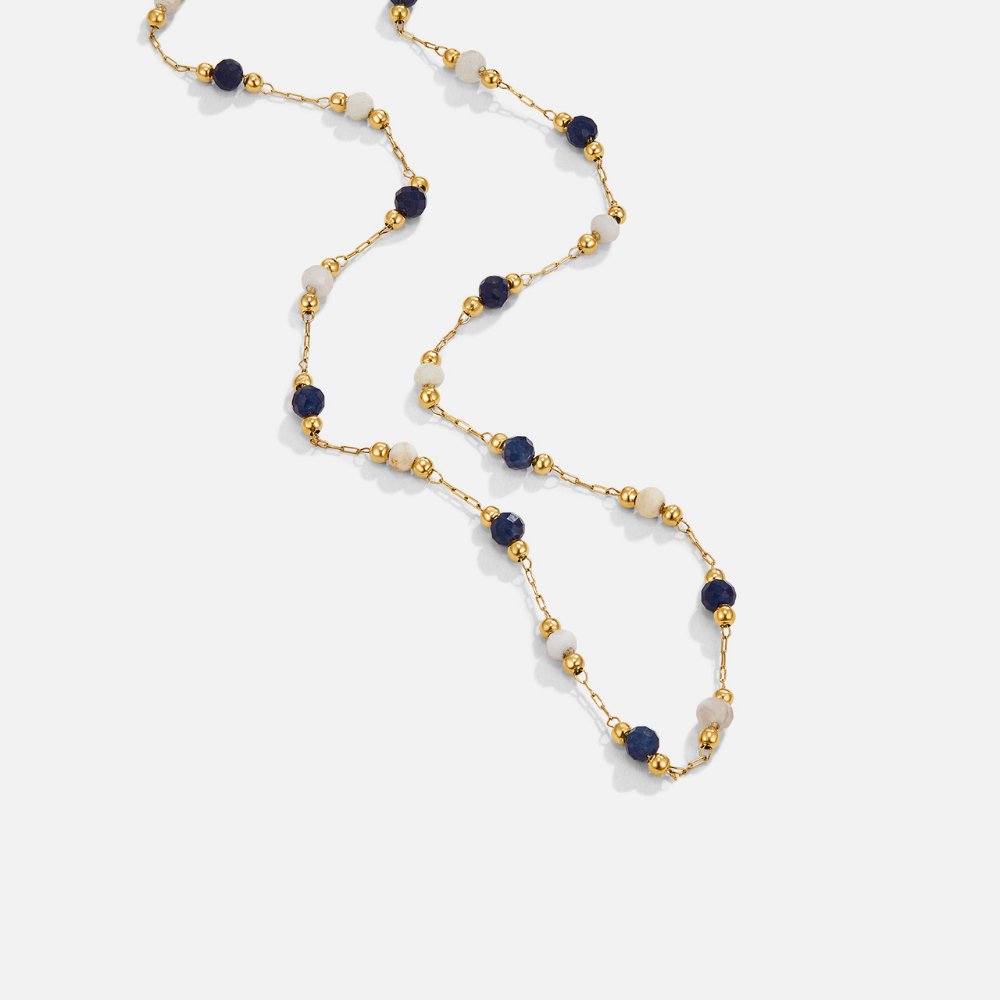 Collier à couches Danoir Paris avec perles et pierres, style bohème, porté avec des vêtements décontractés.
