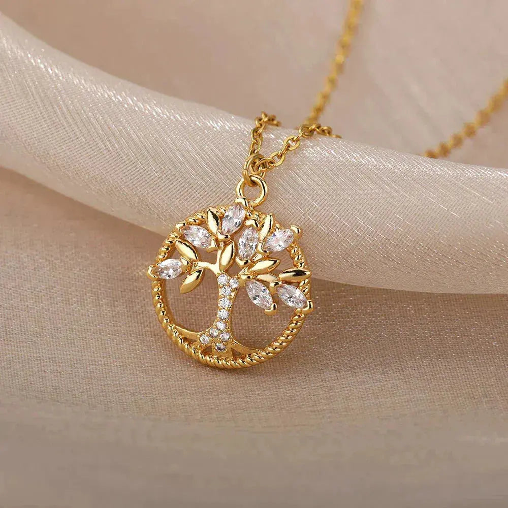 Collier arbre de vie en or avec zirconia, bijou élégant de Danoir Paris, mettant en valeur un pendentif détaillé.