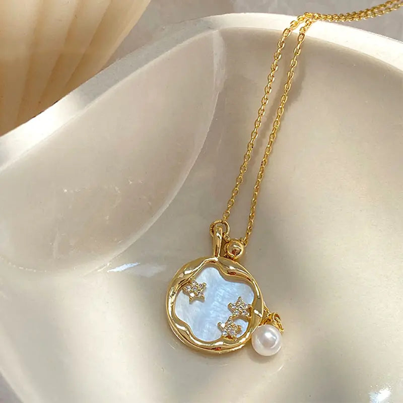 Collier en or Danoir Paris avec pierre de lune bleue et perle blanche, finition élégante et détails délicats.