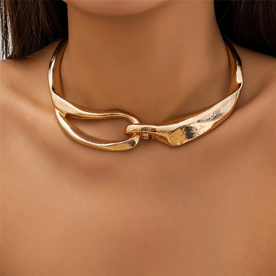 Collier en or Danoir Paris avec texture audacieuse, finition brillante et design élégant visible en gros plan.