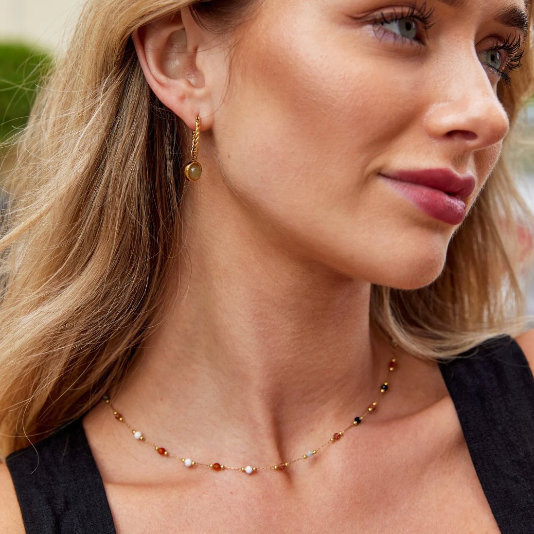 Collier minimaliste Danoir Paris avec pierre colorée, chaîne délicate et style élégant, porté sur un fond neutre.