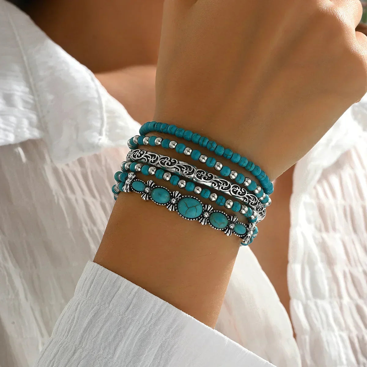 Ensemble de bracelets boho Danoir Paris avec des perles turquoises, style décontracté et tendance, porté au poignet.