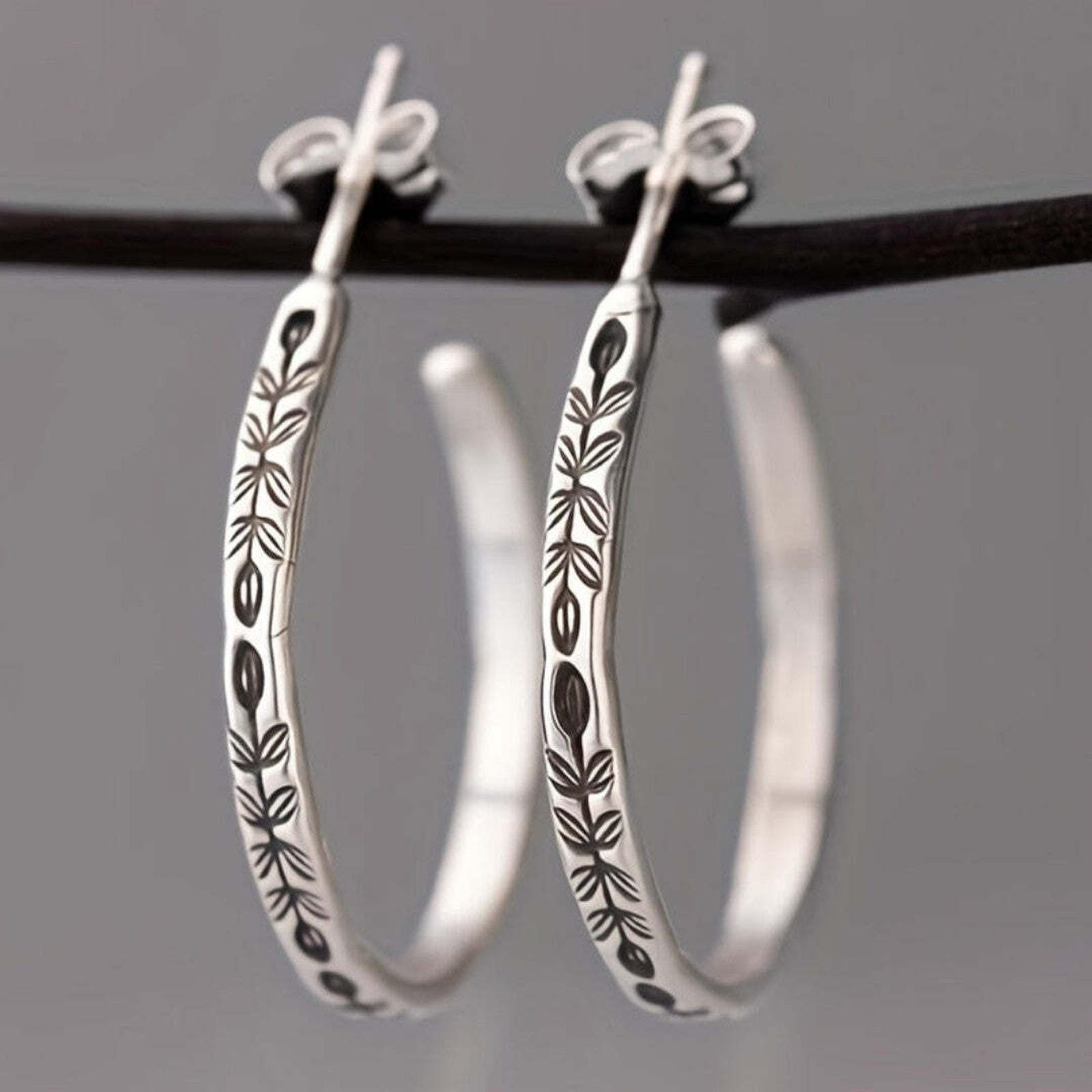 Boucles d'oreilles créoles élégantes en argent de la marque Danoir Paris, finition brillante et moderne.