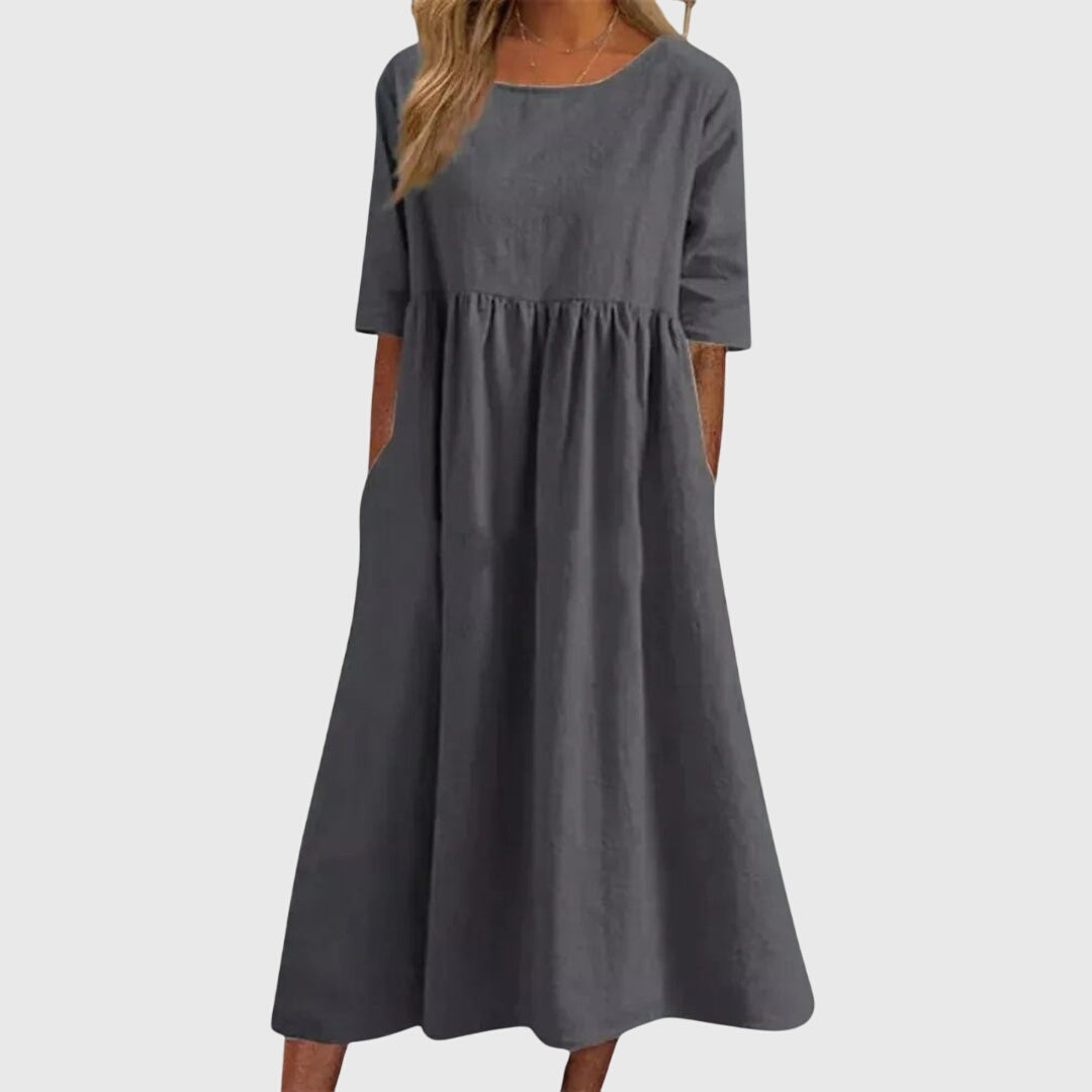 Robe fluide Ariette™ Danoir Paris, élégante et légère, portée pour une occasion spéciale ou quotidienne, en tissu chic et confortable.