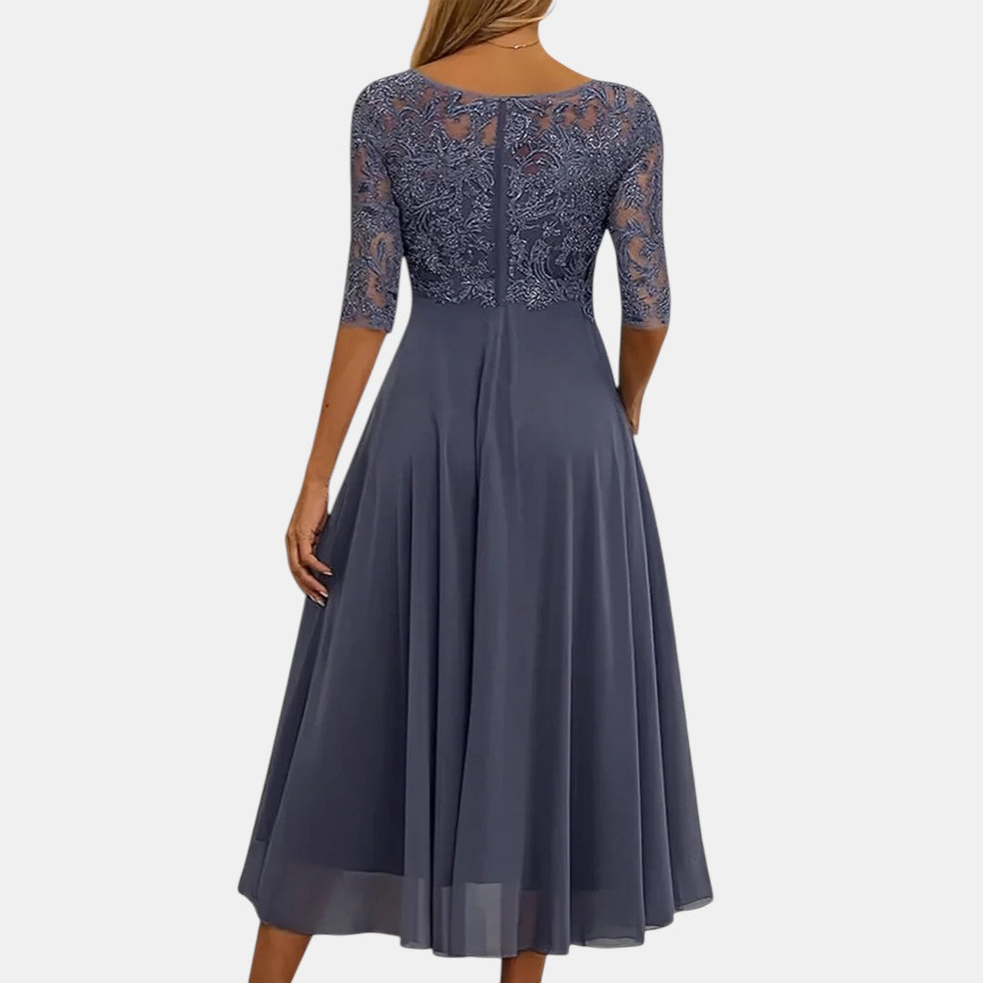 Robe élégante en dentelle Rhonda™ de Danoir Paris, tissu fin avec détails sophistiqués, portée pour une occasion spéciale.