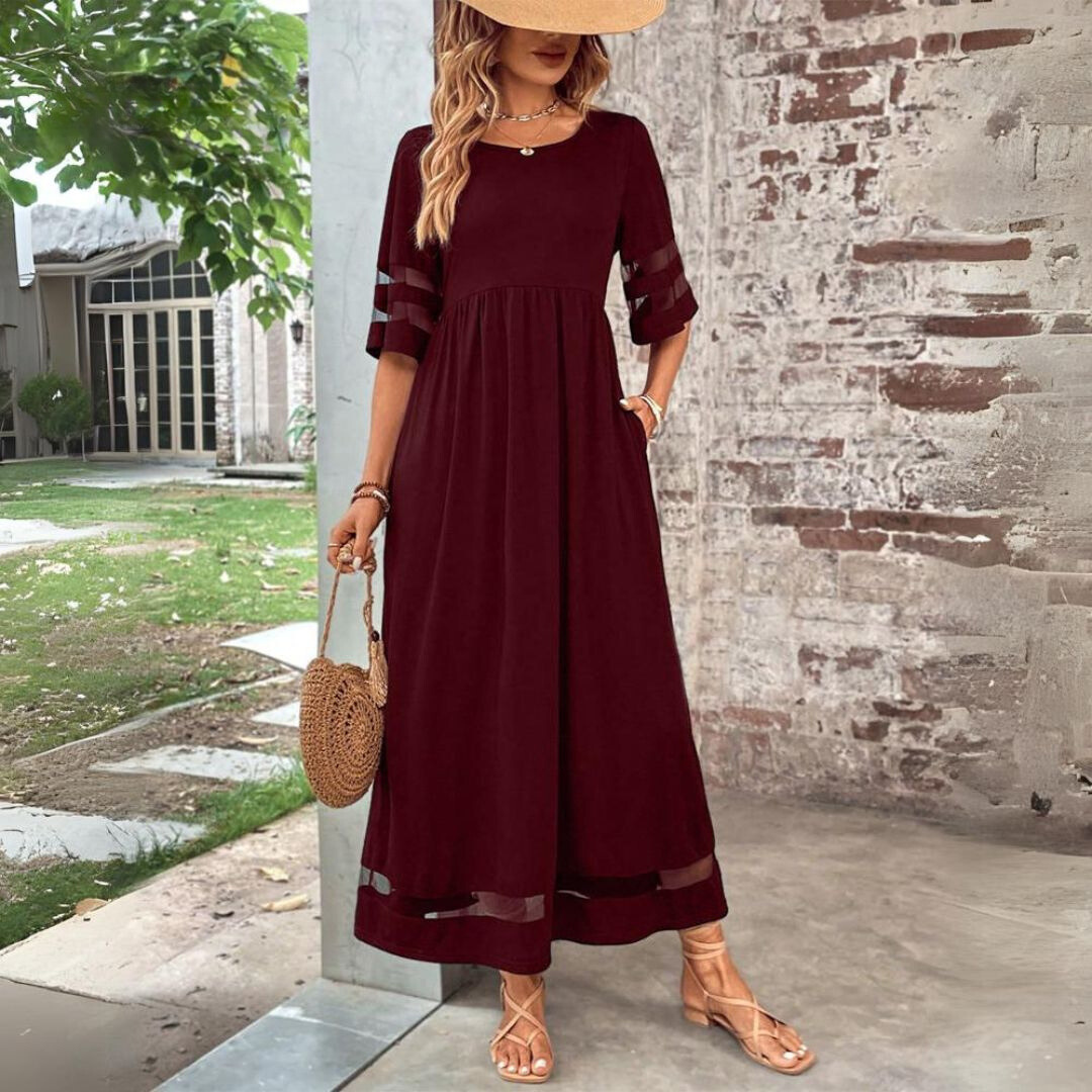 Robe midi Aubrée de Danoir Paris, coupe flatteuse, tissu fluide, avec décolleté en V et manches courtes, portée élégante.