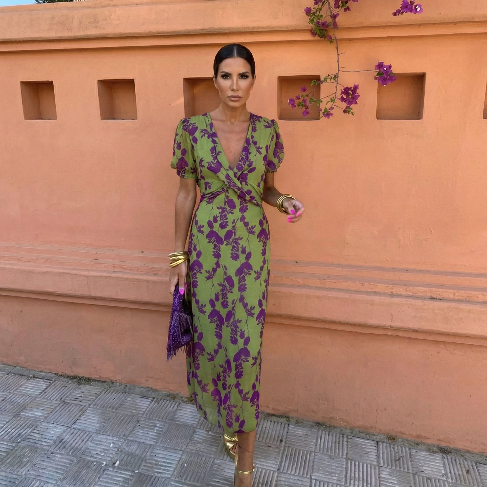 Robe d'été élégante Ani par Danoir Paris, tissu léger avec motifs floraux, portée décontractée et chic.
