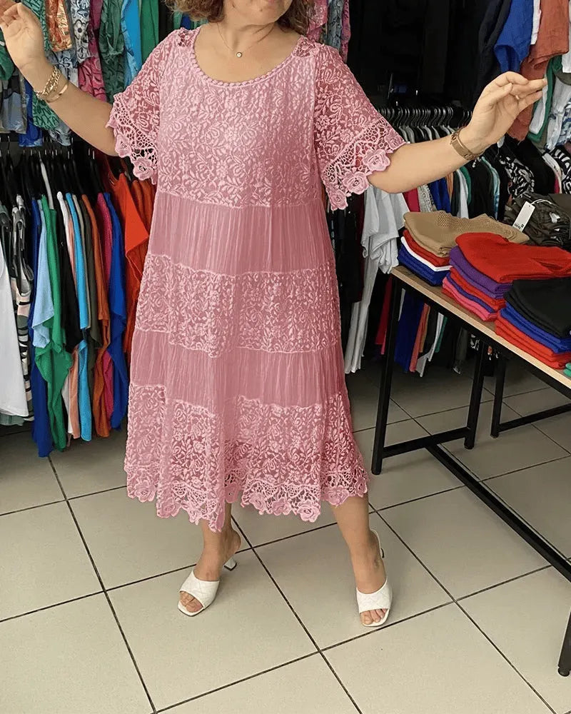 Robe midi blanche en dentelle à plusieurs couches, robe élégante Danoir Paris, vue en gros plan sur détails et tissu.