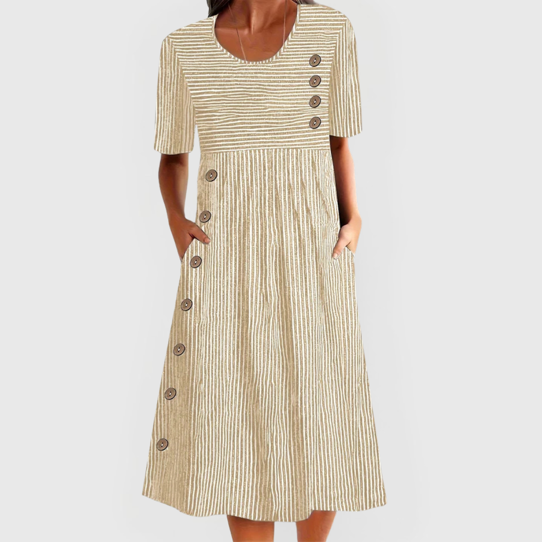 Robe midi rayée pour femme Jarna de Danoir Paris, en tissu léger bleu et blanc, portée avec manches longues.
