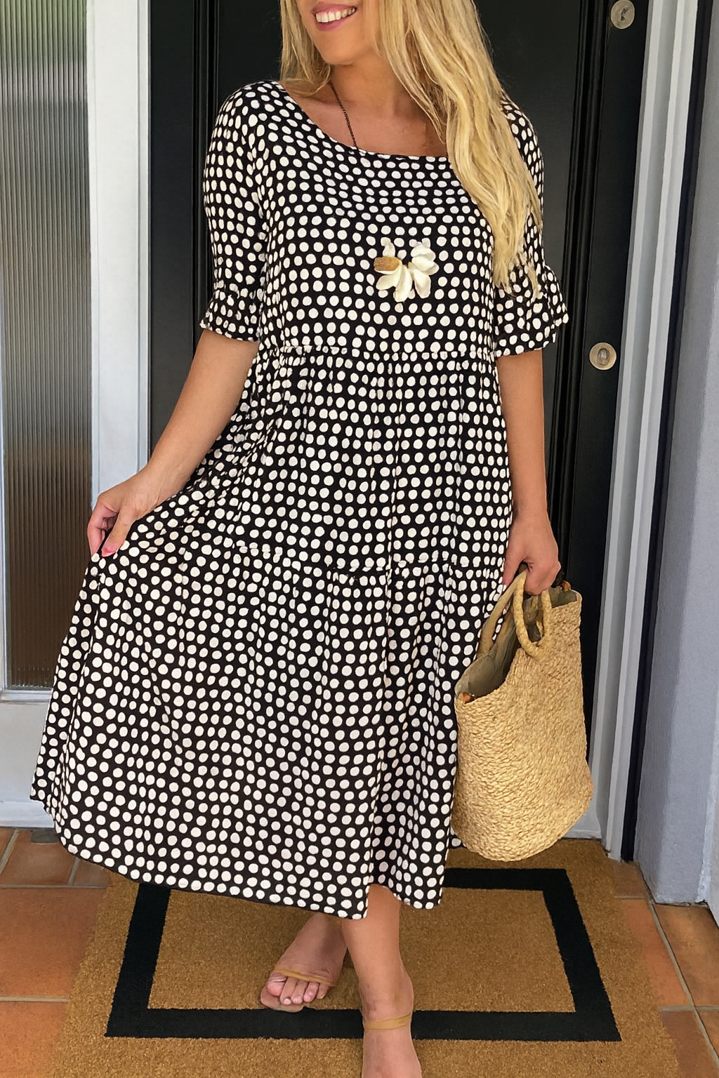 Robe midi marron à manches courtes de Zara, vêtement élégant de Danoir Paris, porté avec un style décontracté.