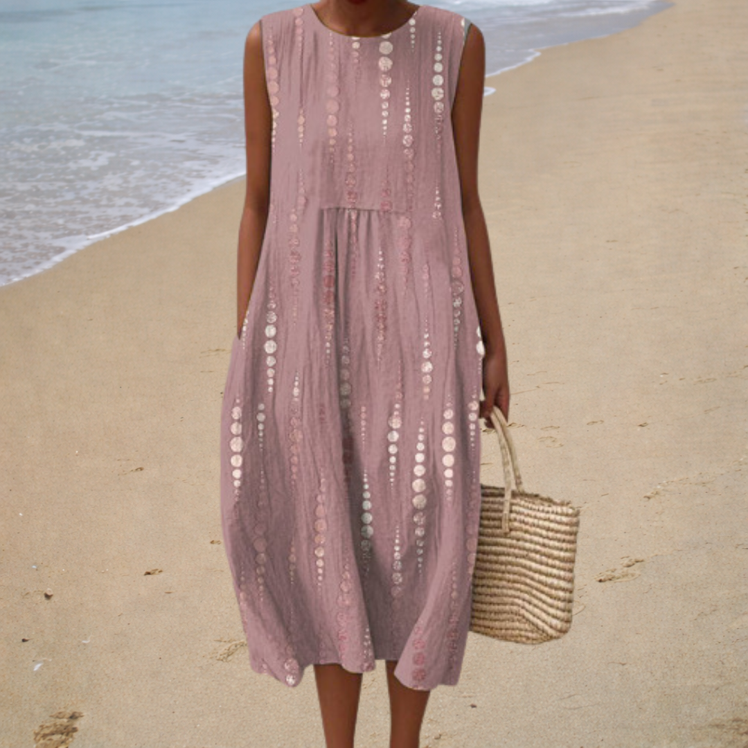 Robe midi élégante Danoir Paris Victoire, coupe raffinée et tissu fluide, portée avec accessoires pour un look chic.