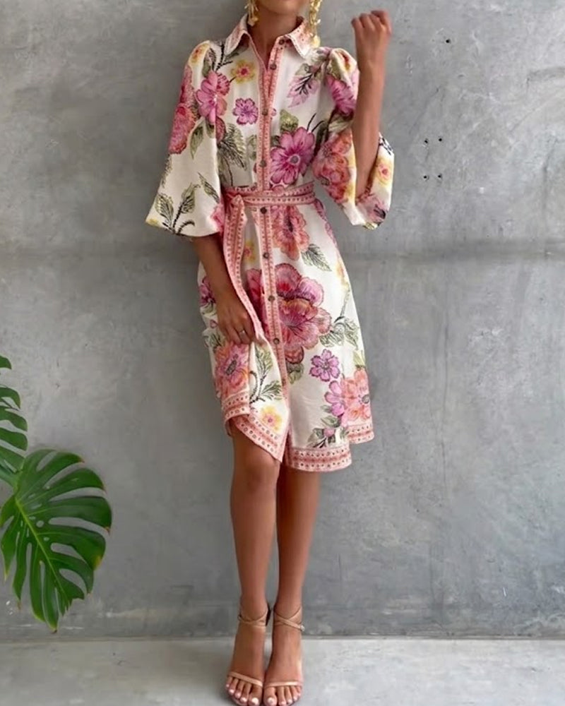 Robe manches lanternes à col cranté et imprimé par Danoir Paris, tissu léger et élégant, portée avec ceinture à la taille.