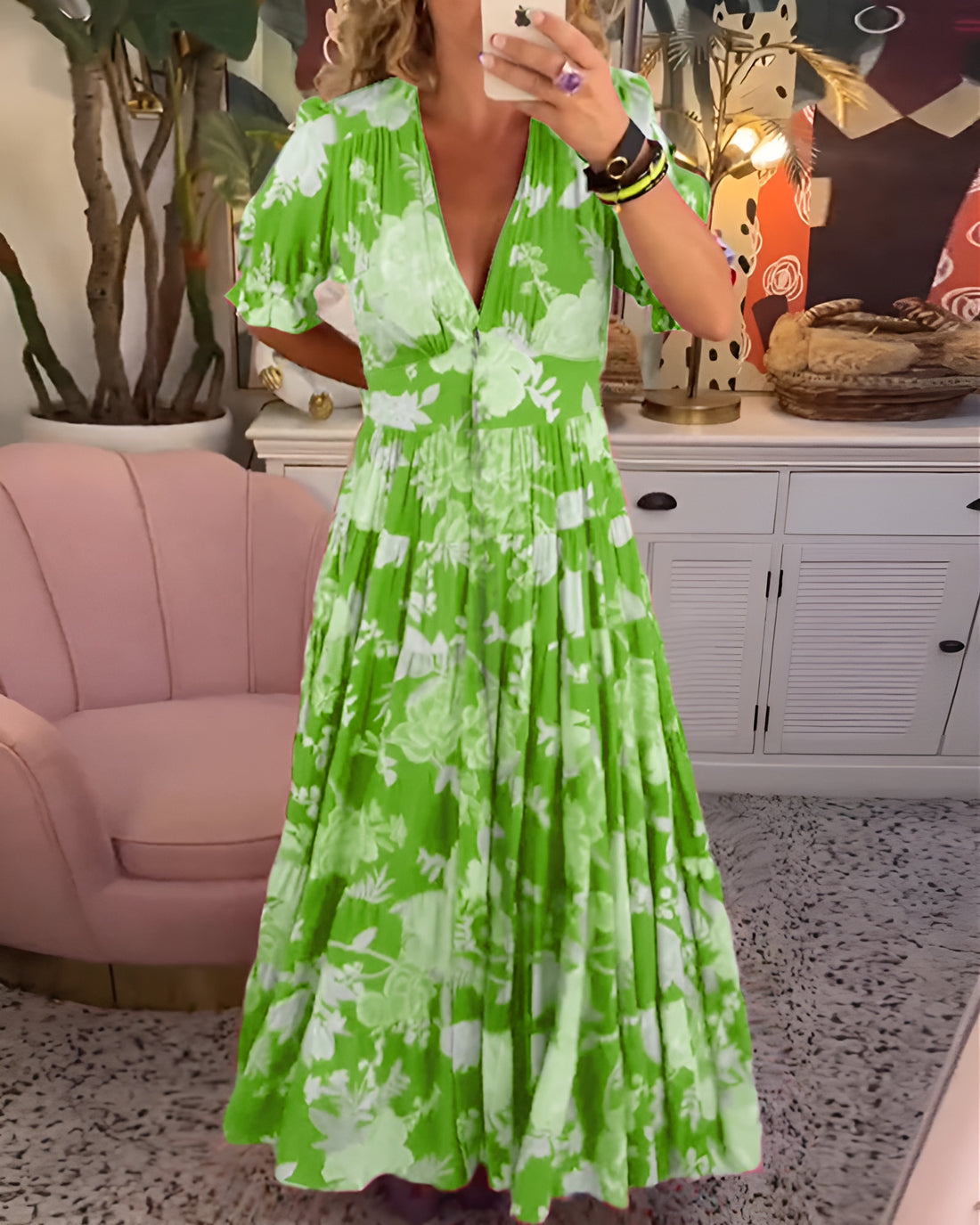 Robe décontractée Gigi Élégance Florale de Danoir Paris, tissu léger avec motif floral coloré, portée décontractée et élégante.