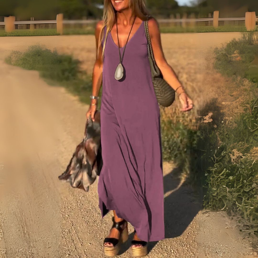 Robe maxi élégante Arietta Danoir Paris, en tissu fluide avec décolleté en V et détails sophistiqués, portée avec accessoires.