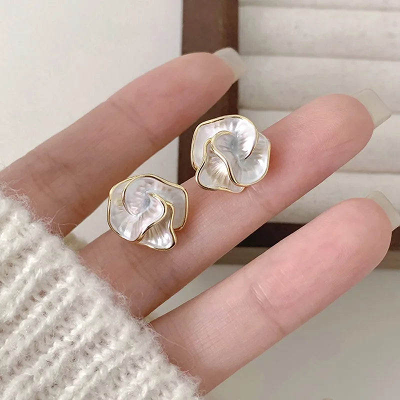 Boucles d'oreilles en forme de fleurs en perles Danoir Paris, élégantes et délicates, visibles en gros plan.
