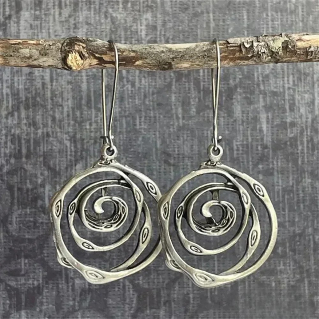 Boucles d'oreilles en argent labyrinthique de Danoir Paris, design élégant et moderne, visibles en détail sur l'image.