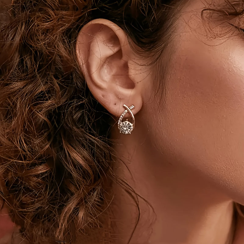 Boucles d'oreilles en puce Danoir Paris avec croix dorée et zirconiums, bijoux élégants en or jaune.