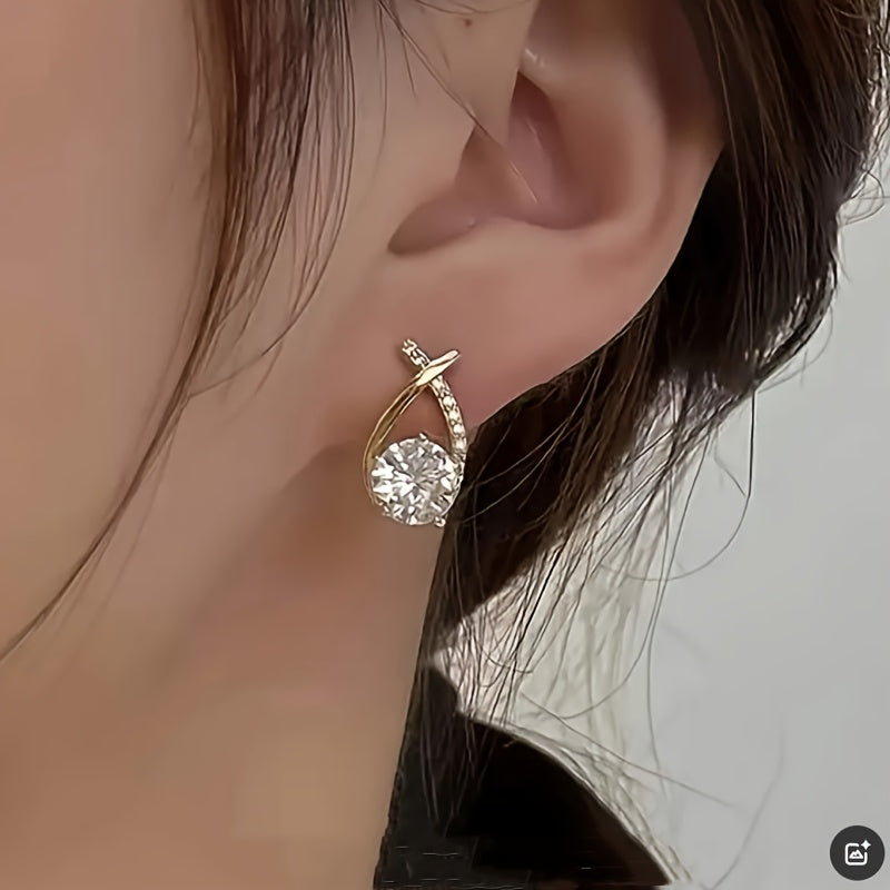 Boucles d'oreilles en puce Danoir Paris avec croix dorée et zirconiums, bijoux élégants et modernes pour oreilles.