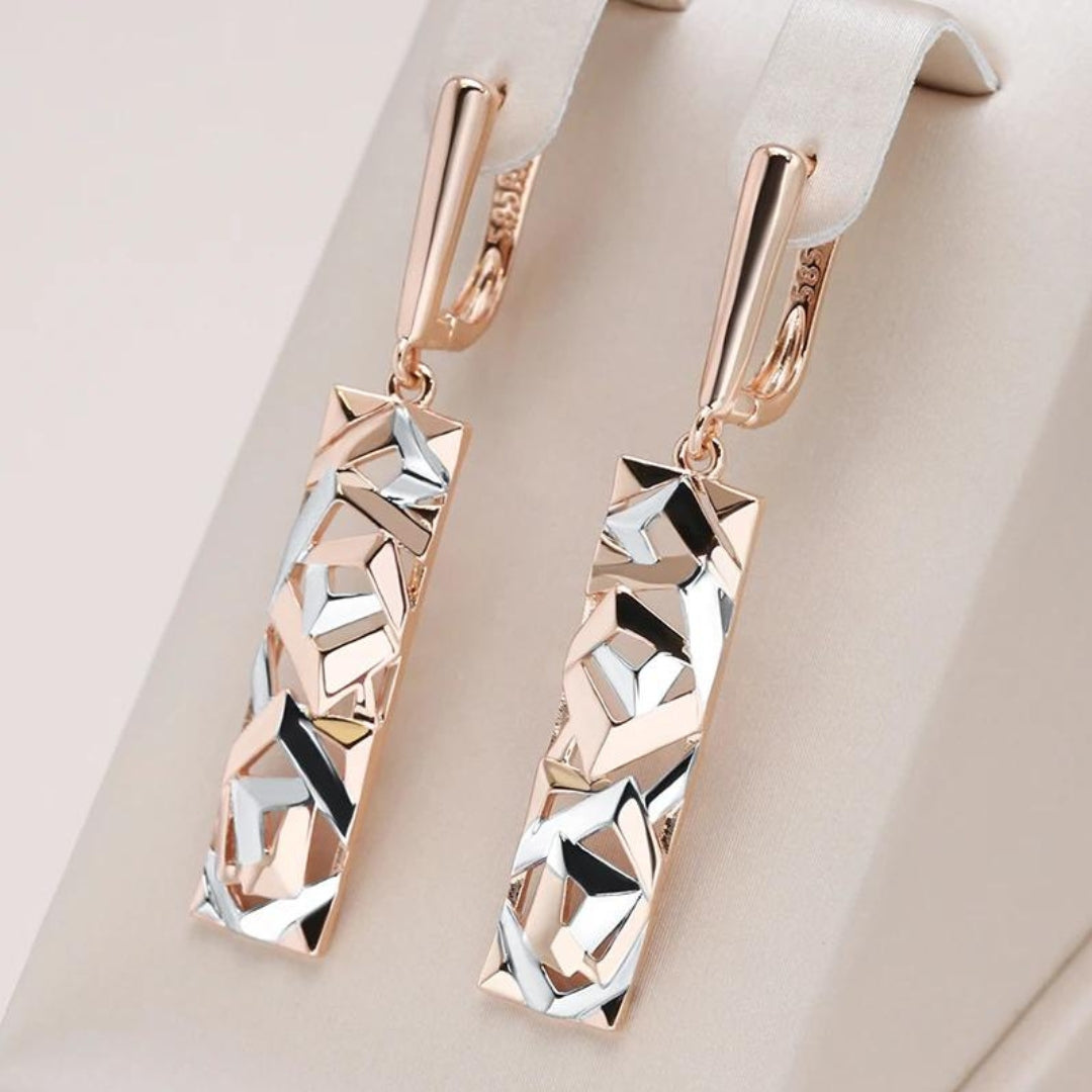 Boucles d'oreilles Anne de Danoir Paris, élégantes et intemporelles, en métal doré avec finition raffinée, portées sur une mannequin.