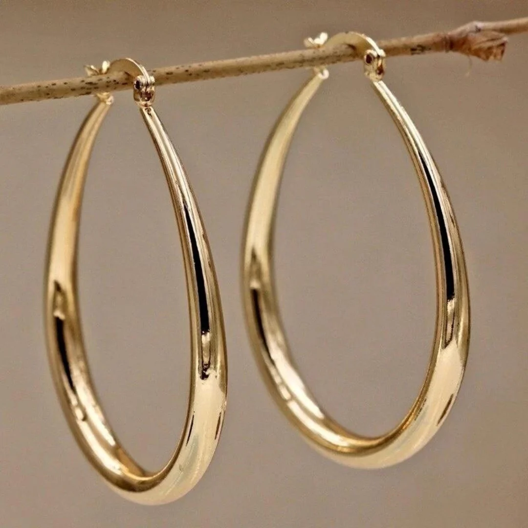 Boucles d'oreilles vintage exclusives en or Danoir Paris, détails élégants et finition raffinée visibles sur l'image.