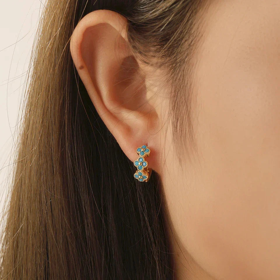 Boucles d'oreilles créoles Danoir Paris en turquoise avec motifs floraux, élégantes et légères, parfaites pour accessoriser.