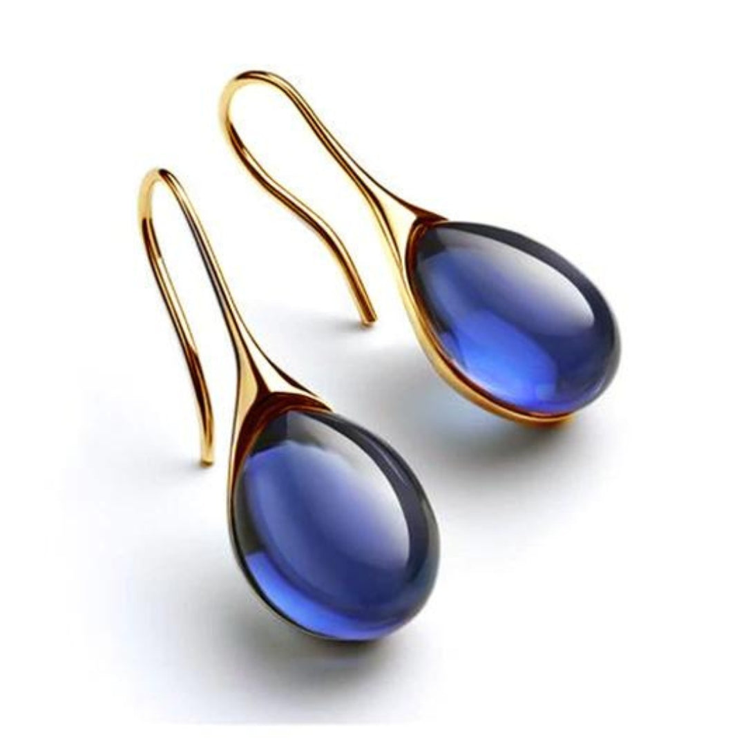 Boucles d'oreilles pendantes chic en or avec cristaux, bijoux élégants de Danoir Paris, pour un look sophistiqué.