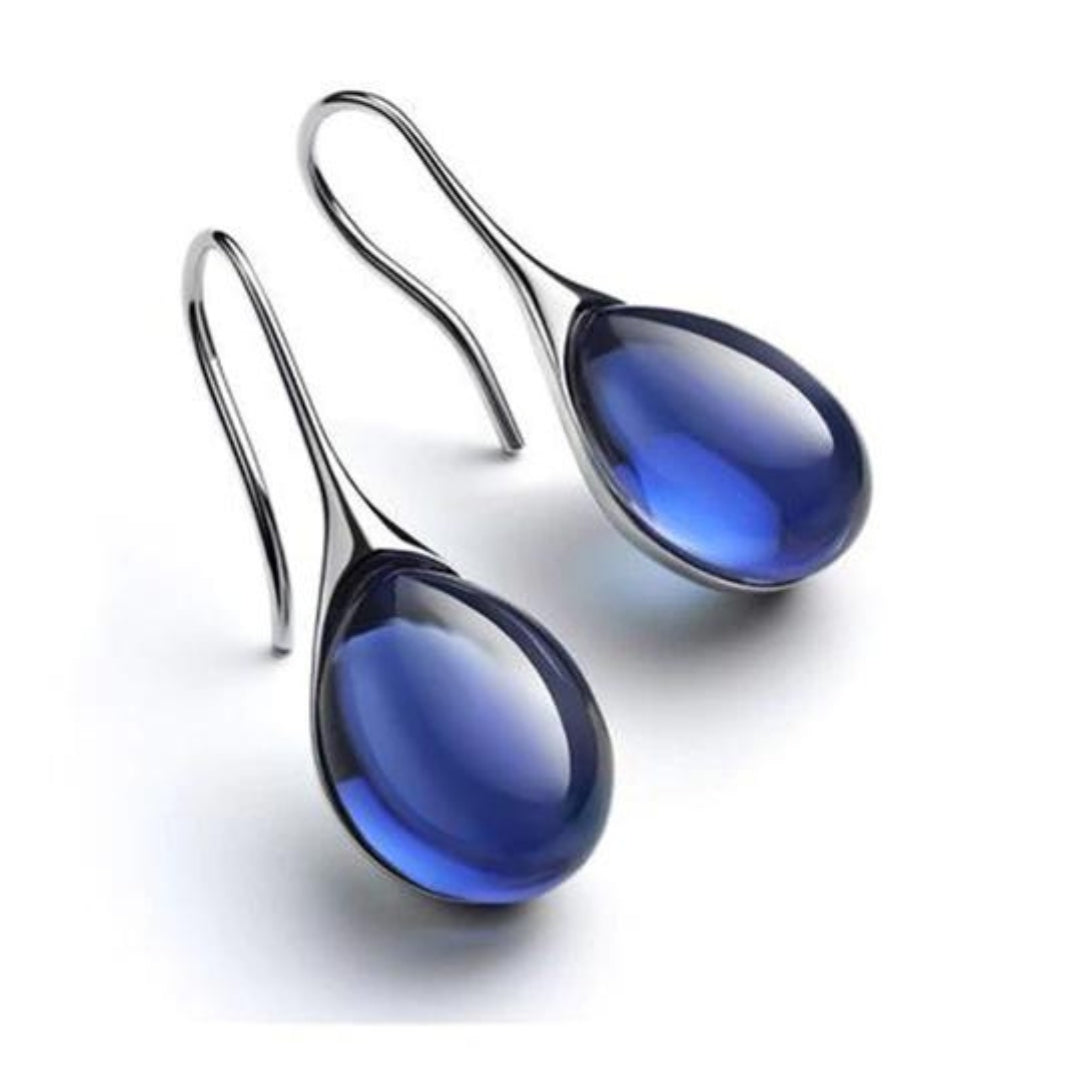 Boucles d'oreilles pendantes Danoir Paris avec cristaux bleus, élégantes et chic pour un style raffiné.