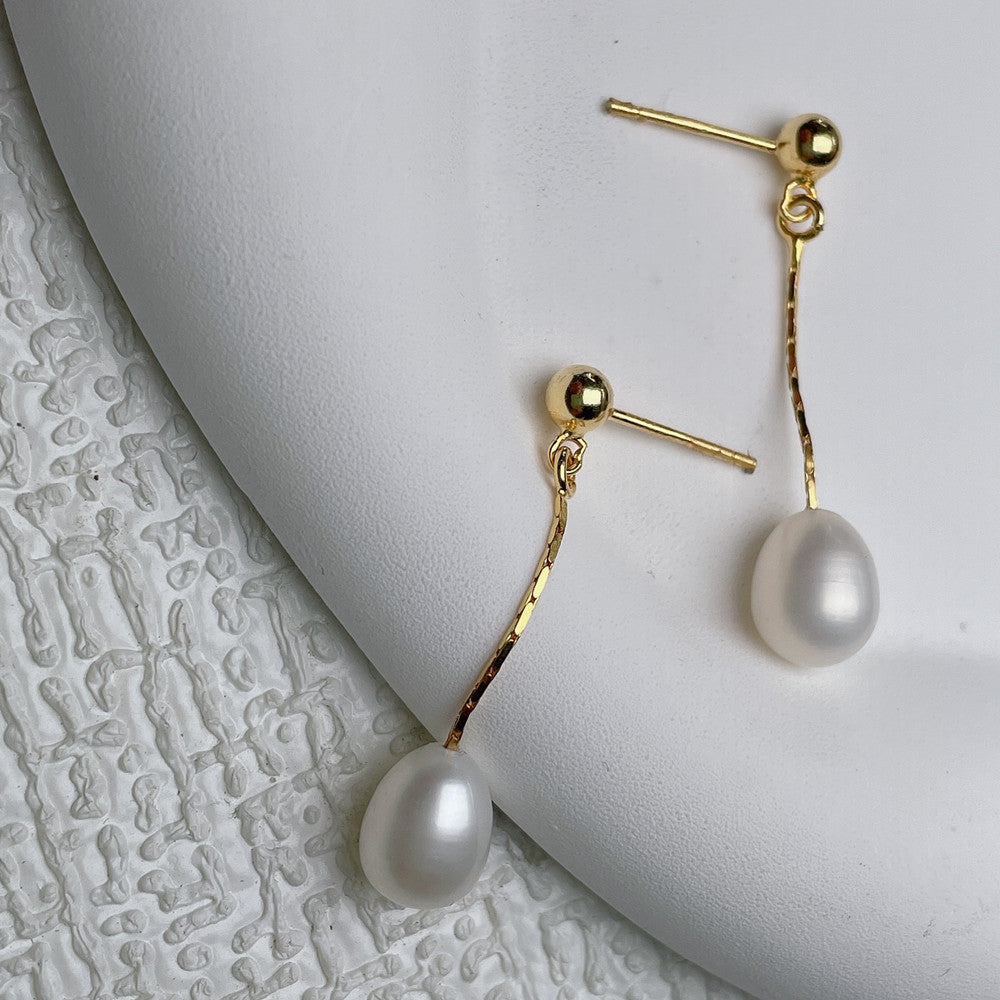 Boucles d'oreilles Danoir Paris avec perle élégante en or, design sophistiqué et féminin, pour un style chic et raffiné.