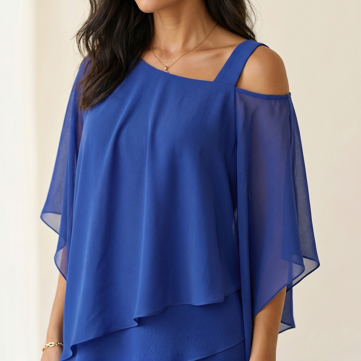 Ensemble fluide respirant pour femme Gloria™ de Danoir Paris, vêtu par une femme avec tissu léger et confortable.