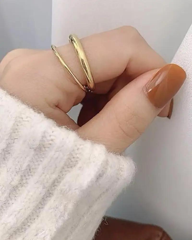 Bague Infinity en titane de la marque Danoir Paris, anneau fin avec symbole infini, bijou élégant en or gris.