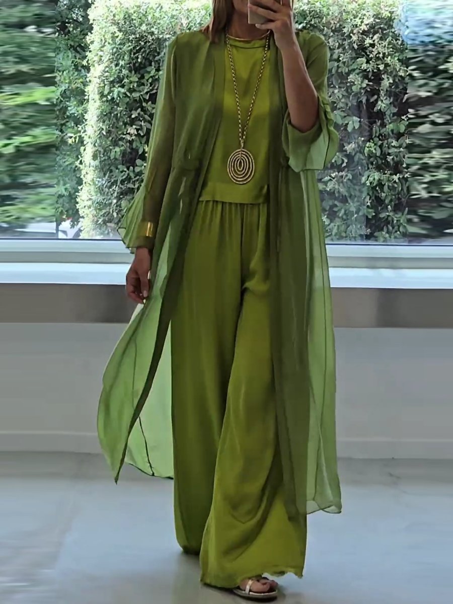 Ensemble tailleur femme Danoir Paris Lynda, élégant et confortable en polyester, porté par une femme dans une pose sophistiquée.