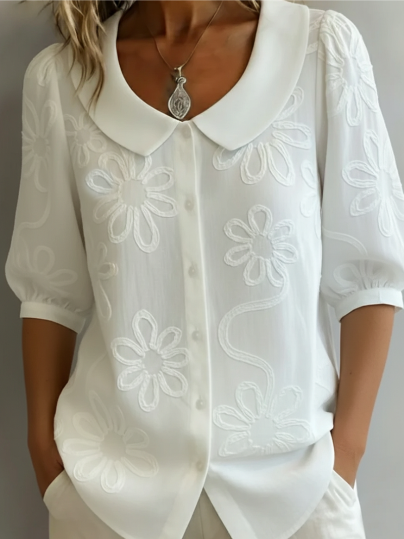 Blouse confortable fleurie Sara de Danoir Paris, tissu léger avec motif floral, portée décontractée et élégante.
