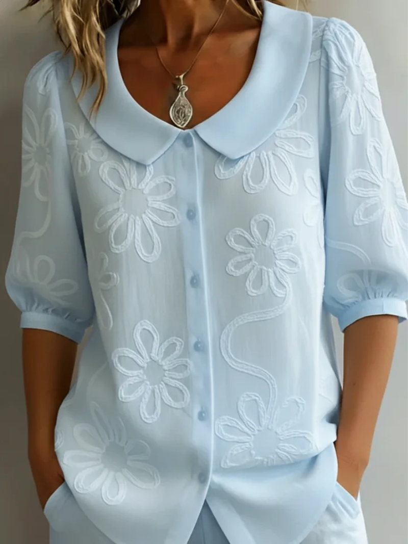 Blouse fleurie Sara de Danoir Paris, modèle FR016, portée en image, tissu léger et confortabel, style élégant et féminin.