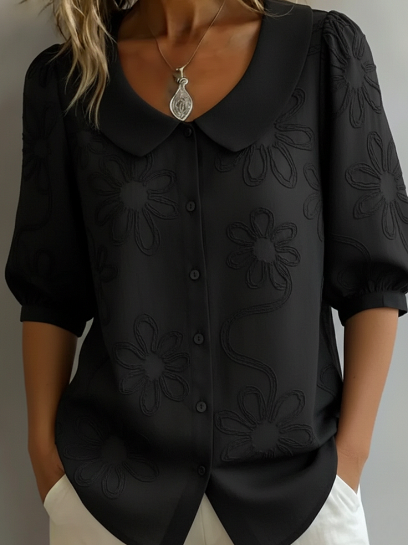 Blouse confortable fleurie Sara de Danoir Paris, tissu léger, motif floral coloré, port visuel sur mannequin, style décontracté.