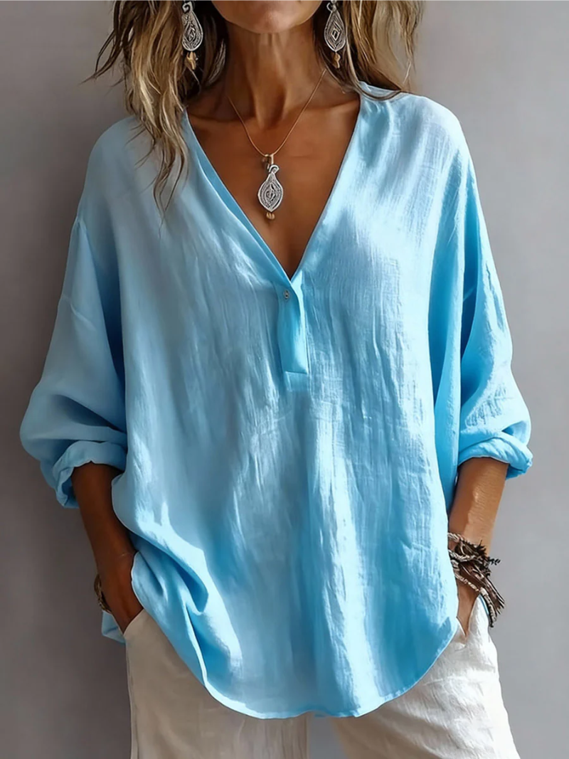 Blouse simple quotidienne Elina de Danoir Paris, en tissu léger blanc, avec col classique et manches longues.