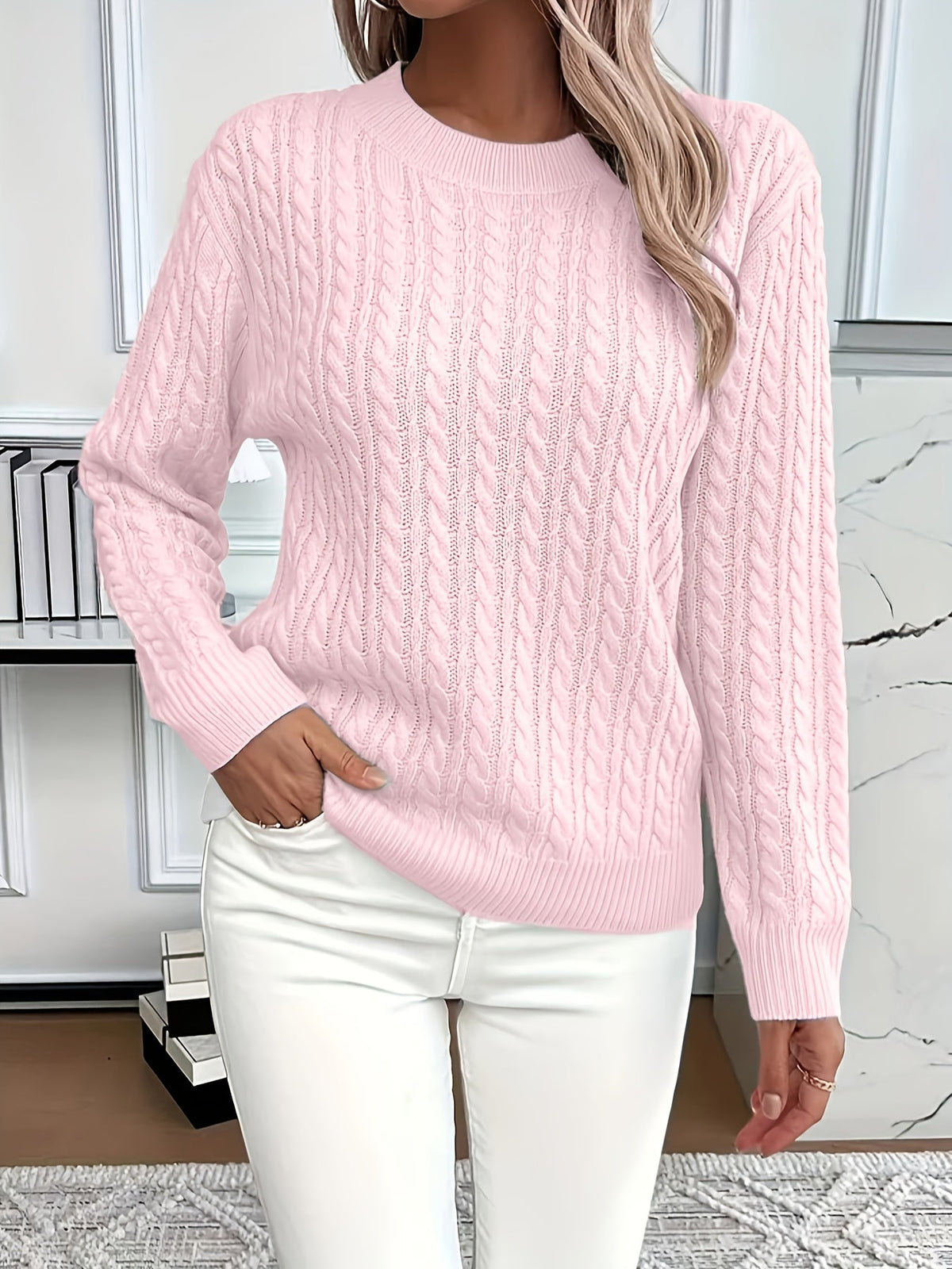 Pull en tricot à torsades Danoir Paris Lena, pour femme, couleur blanche, taille XS, détail du motif torsadé visible.