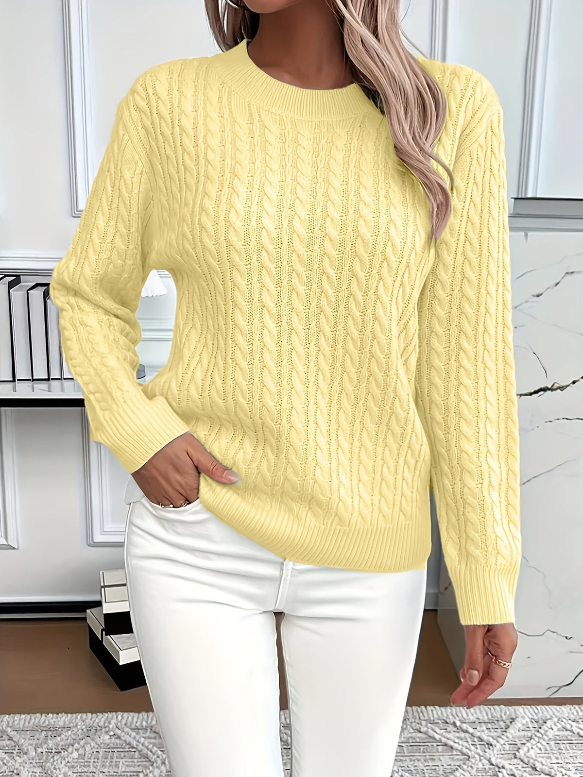 Pull en tricot torsadé blanc pour femme Lena de Danoir Paris, modèle FR1000, porté de face sur mannequin.