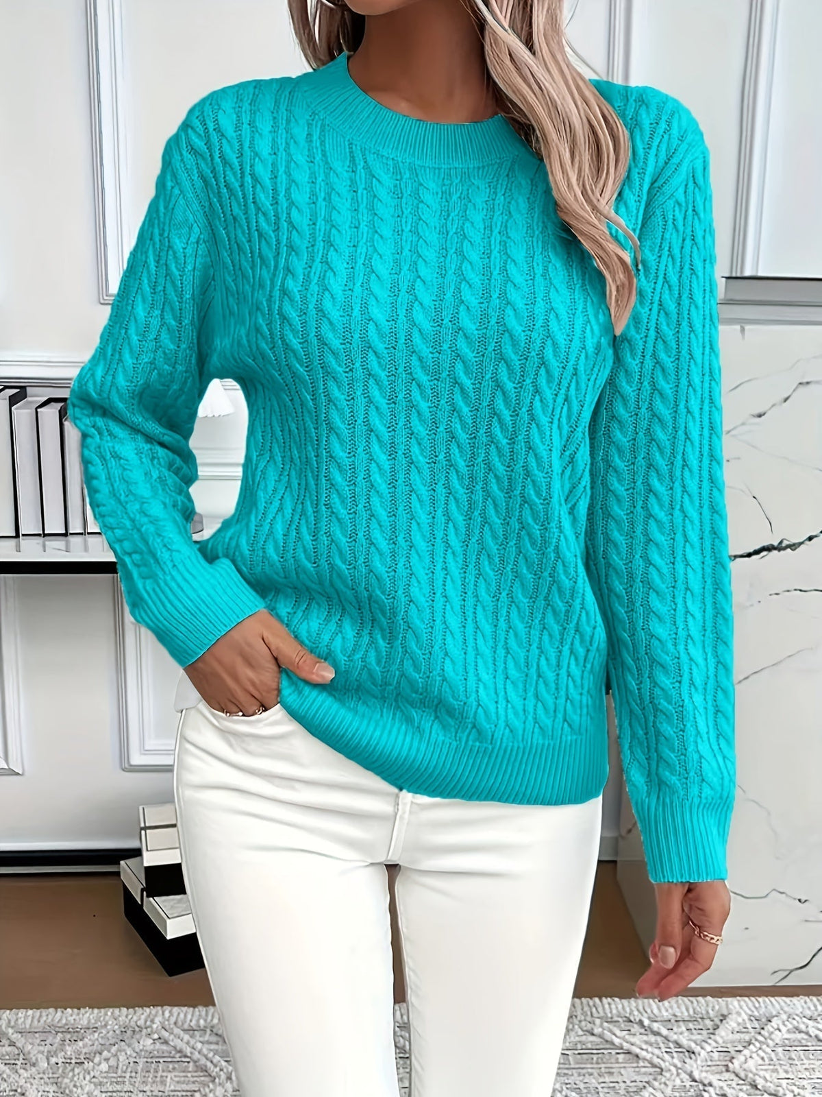 Pull en tricot torsadé blanc pour femme Lena de Danoir Paris, detail des torsades et texture douce visible.