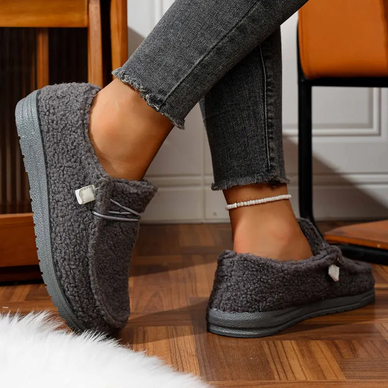 Chaussons Valorine™ Varma Teddy de Danoir Paris en peluche marron avec semelle antidérapante, confortables et douillets.
