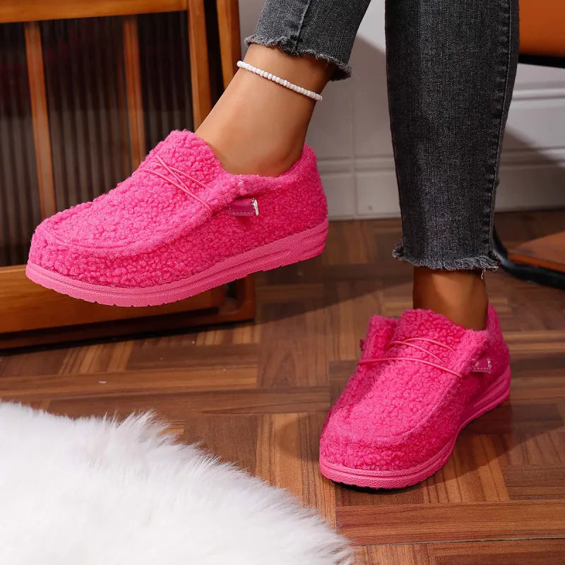 Chaussons Teddy Valorine™ Varma par Danoir Paris en peluche douce, couleur beige, pour confort et chaleur.