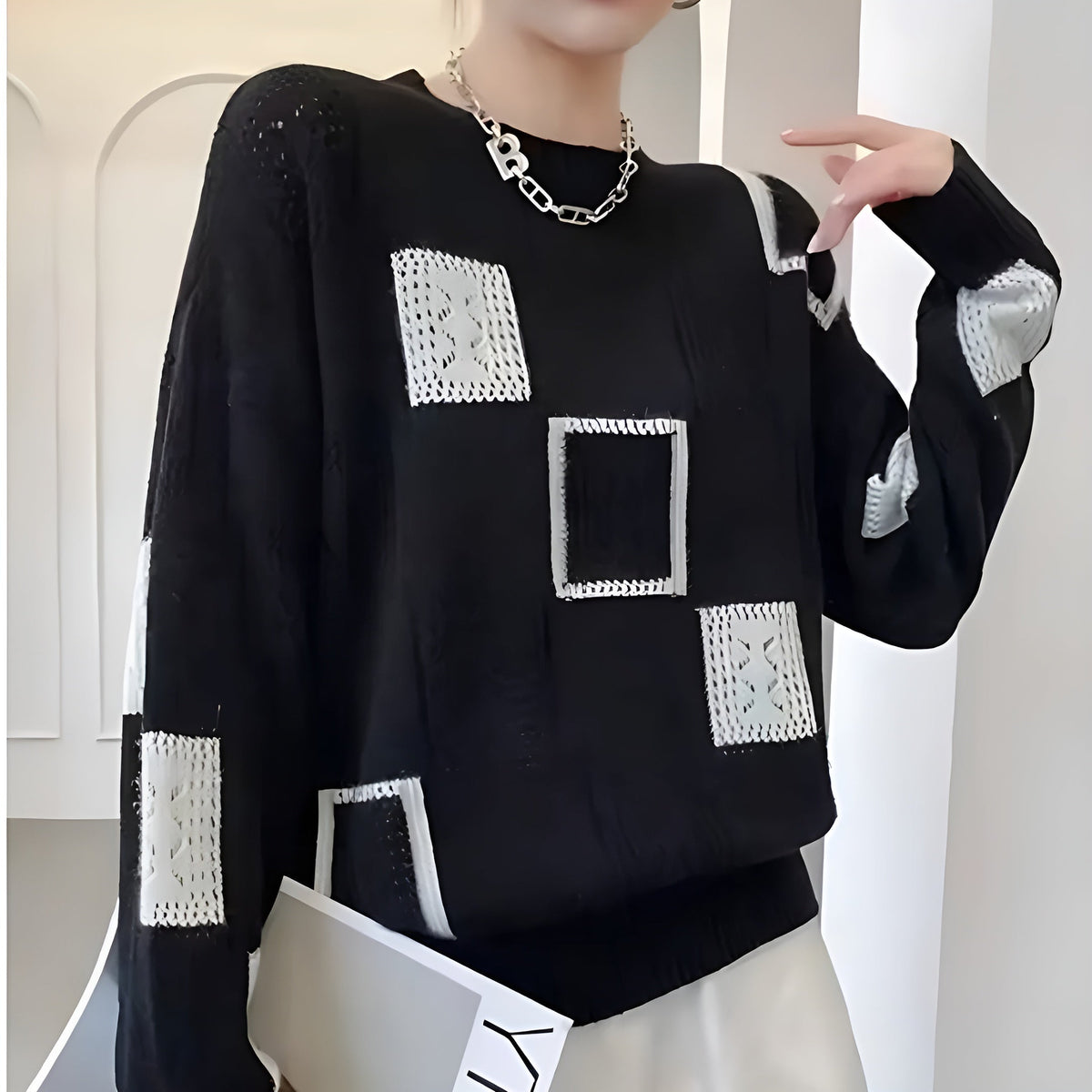 Pull aéré tendance Alida de Danoir Paris en blanc, vue de face avec détails du design léger et moderne.