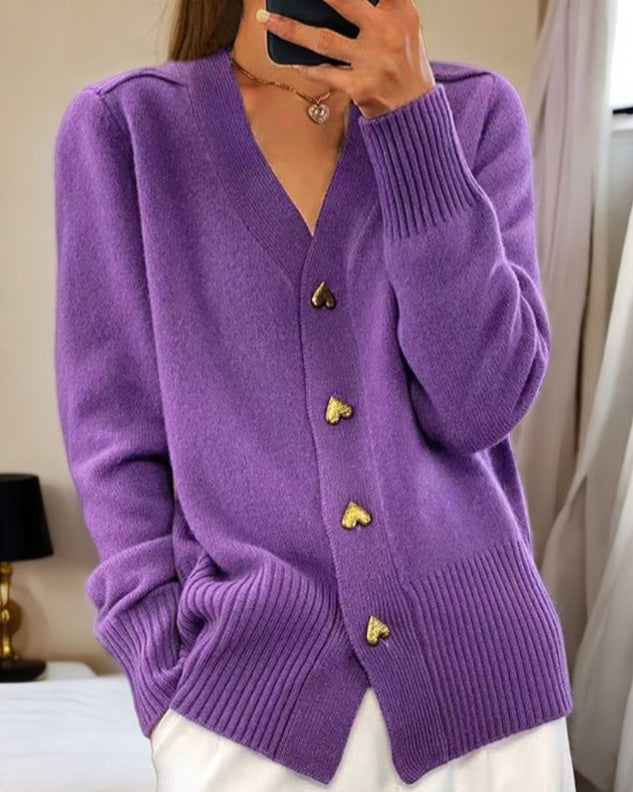 Cardigan élégant romantique Dina de Danoir Paris, gris, en laine douce, avec détails raffinés, porté en vue frontale.