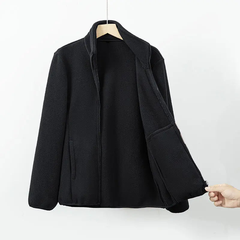 Veste polaire élégante Nora de Danoir Paris en noir, vêtement chaud et chic pour femmes, vue de face.