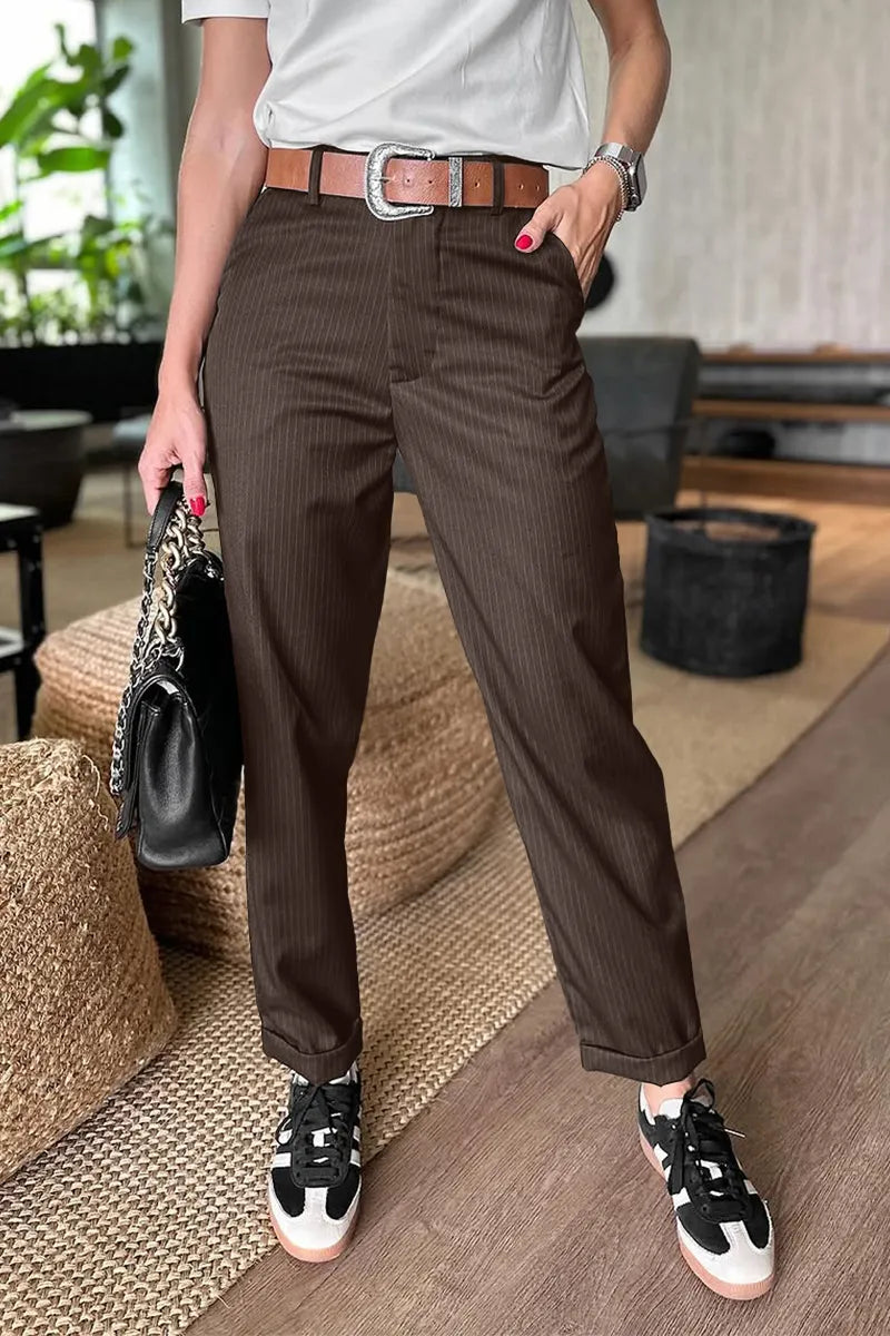 Pantalon élégant polyvalent Mathilda de Danoir Paris, coupe ajustée et tissu fluide, porté avec une chemise blanche.
