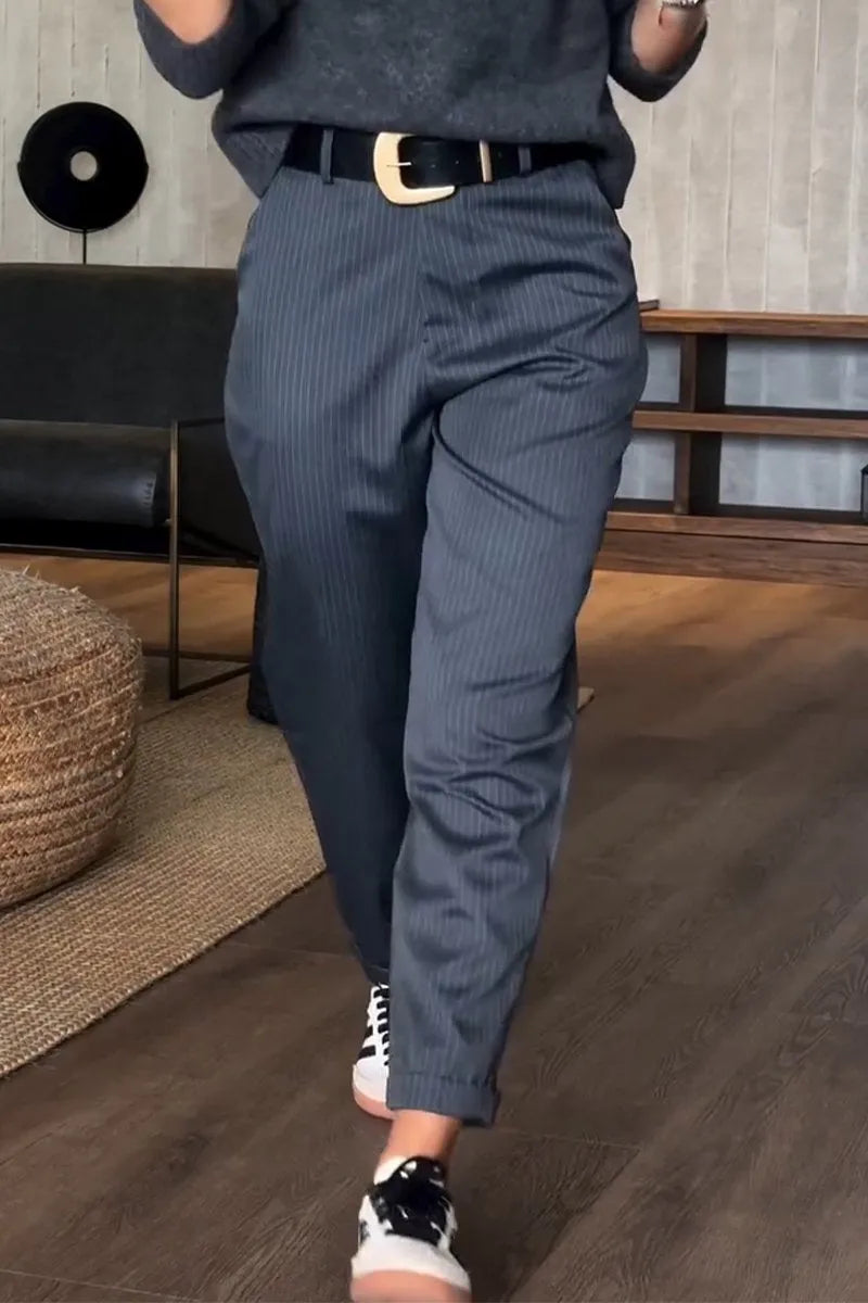 Pantalon élégant et polyvalent Mathilda de Danoir Paris, coupe fluide, en tissu noir avec détails modernes.