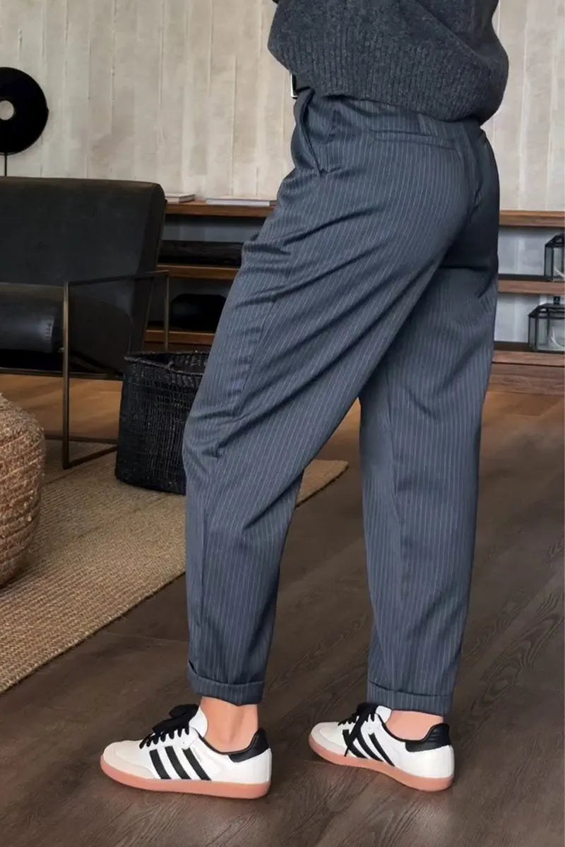 Pantalon élégant et polyvalent Mathilda de Danoir Paris, coupe ajustée, tissu fluide, couleur noire, parfait pour toutes occasions.