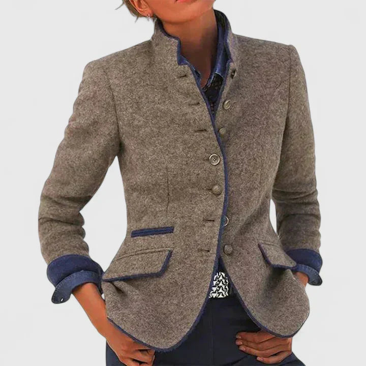 Blazer chic polyvalent Lina de Danoir Paris en caramel, coupe élégante et moderne pour femme.