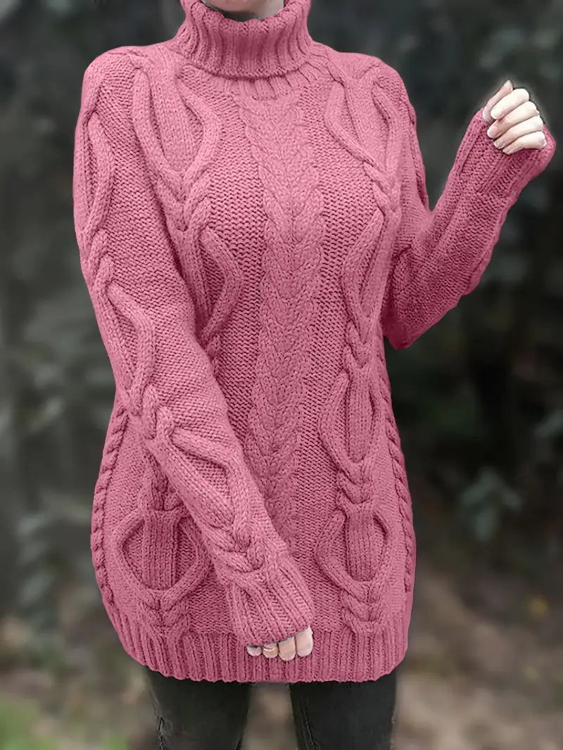 Robe turtleneck élégante Danoir Paris, modèle Narda, en tissu fluide et sophistiqué, portée avec des détails modernes.