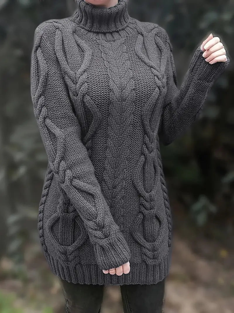 Robe turtleneck élégante Danoir Paris, modèle Narda, en tissu fluide, couleur sobre, portée chic et moderne.