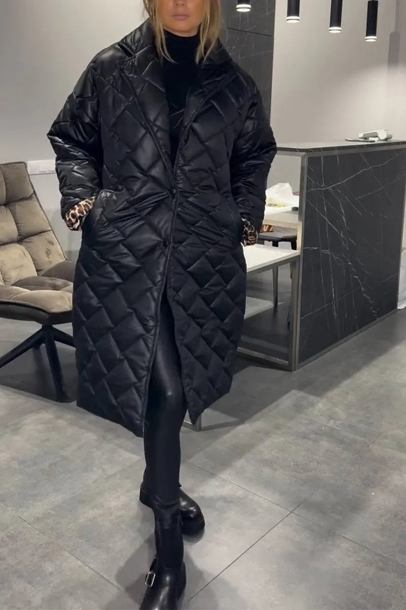 Manteau réversible chic Ofira de Danoir Paris en noir, veste élégante avec doublure contrastante visible sur l'image.